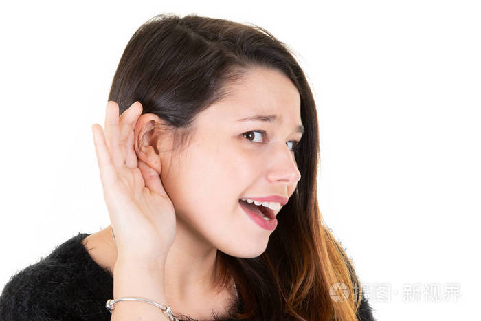 美丽的女人把手放在耳朵上听更好的年轻女孩在白色背景下听一些东西