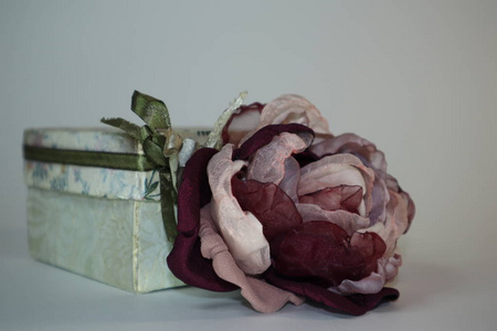 手工制作的玫瑰和老式礼品盒白色背景