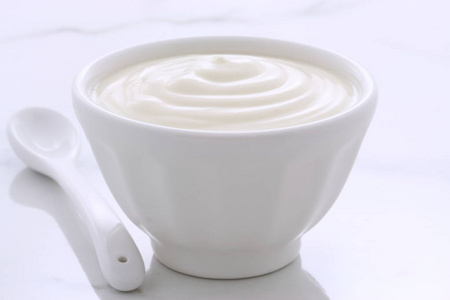 美味的营养和健康的新鲜普通酸奶在老式意大利卡拉拉大理石设置。