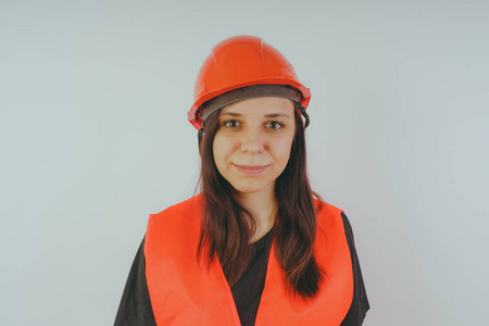 女建筑工人道路工人或码头工人戴头盔和橙色背心的妇女