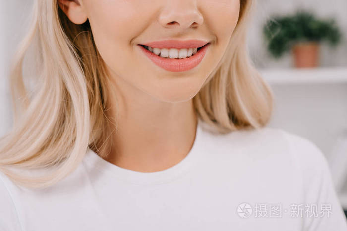带着牙齿微笑的金发女人