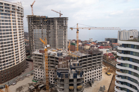 海滨高层住宅建筑的建筑工地。 塔吊。