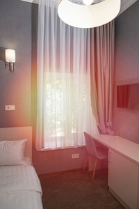 酒店的卧室，床的内部，迷你舒适的房间。 时尚的灯罩。