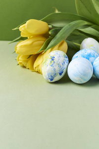 复活节主题。鸡蛋和鲜花