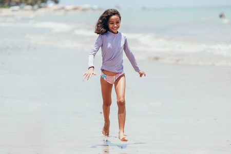 沙滩上穿防晒衣的小女孩的肖像