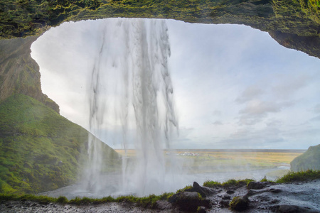 惊人的塞尔贾兰斯瀑布从冰岛后面