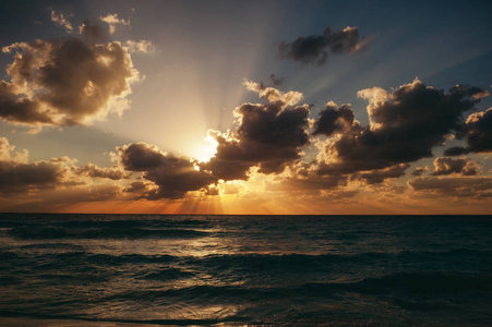 美丽的云景在海, 戏剧性的日出拍摄在海滩上