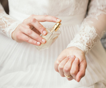 新娘穿着精致优雅的裙子，手腕上贴着风笛