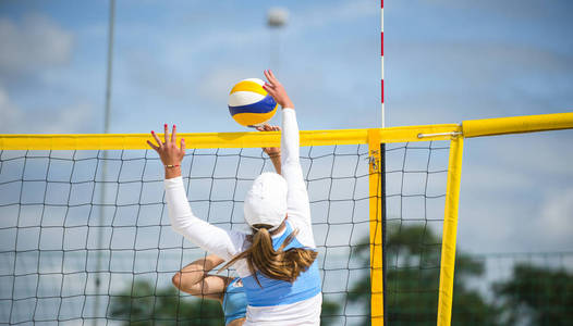 排球运动员是在日落或日出期间打沙滩排球的女运动员