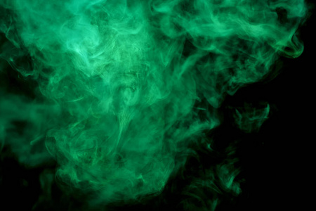 爆炸烟雾的冻结抽象运动，黑色背景上有多种绿色。 烟雾中的背景