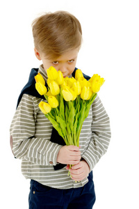 小男孩与花束的花郁金香