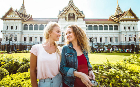 两个美丽的女孩参观曼谷的主要景点