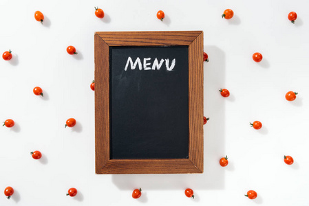 粉笔板的顶部视图，菜单字母在樱桃番茄中