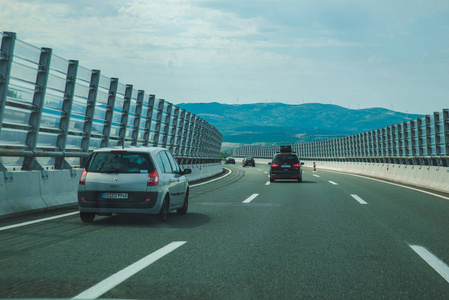 高速公路克罗地亚2018年7月15日夏季时间公路旅行。 在山上的高速公路。 汽车旅行