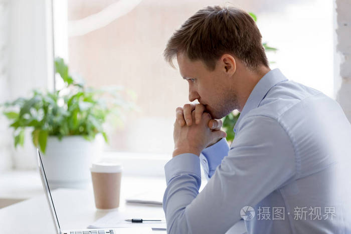 专注的商人坐在办公室工作和思考