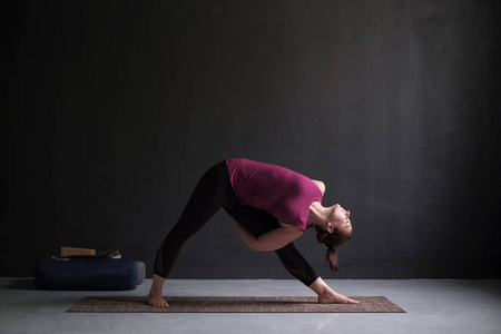 女孩站在 utthita trikonasana, 延长三角形姿势