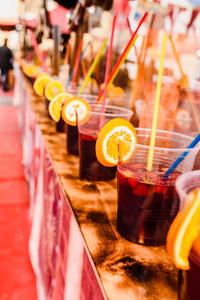 在西班牙的一个夏季节日的酒吧里，带有提神饮料和酒精的塑料杯。