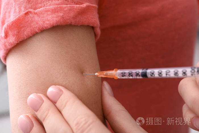 糖尿病妇女接受胰岛素注射特写