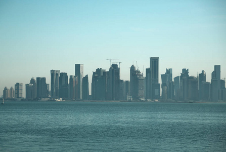 卡塔尔多哈市中心波斯湾阿拉伯半岛的摩天大楼景观。多哈金融中心首都和人口最多的城市卡塔