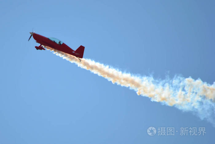 飞机在空中飞行杂技
