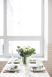 美丽的节日餐桌设置与优雅的白色花朵和餐具, 餐桌装饰