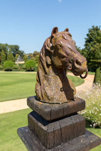 马头雕塑在风景如画的Jardins杜马诺阿德埃里格纳克在多尔多涅。 法国