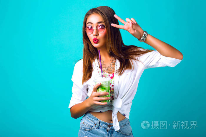 画室里有冰沙的年轻美女做手势