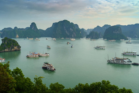 哈龙湾越南。 空中全景视图。 著名的旅游自然目的地。 水中的青山。 哈龙的岛屿景观