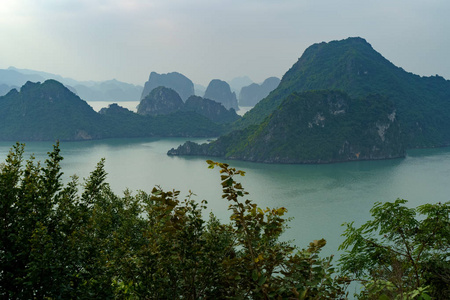 哈龙湾越南。 空中全景视图。 著名的旅游自然目的地。 水中的青山。 哈龙的岛屿景观