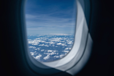 从飞机窗口观看。 空中景观。 空中飞云