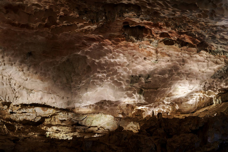 洞穴深处黑暗的内部。 石岩山的地下。 越南自然背景