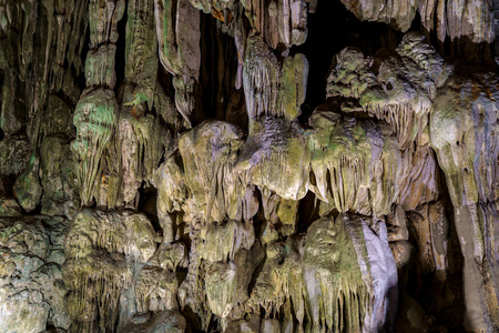 洞穴深处黑暗的内部。 石岩山的地下。 越南自然背景