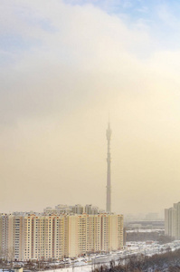 俄罗斯的电视塔在冬天的白天，莫斯科在雾云阳光的照射下，城市住宅建筑的背景。