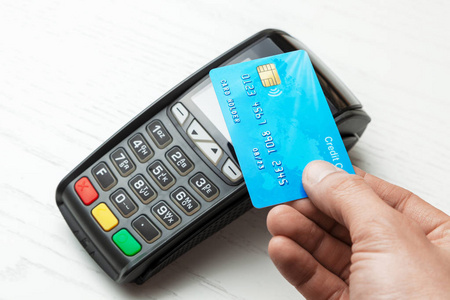pos 终端, 支付机器与信用卡查出在白色背景。nfc 技术的非接触式支付