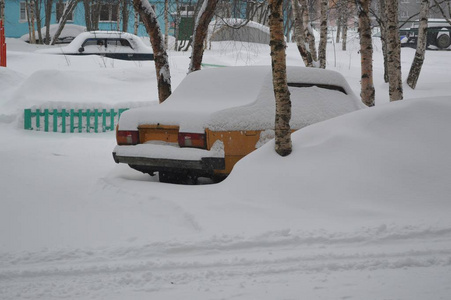 暴风雪后的街道城市。