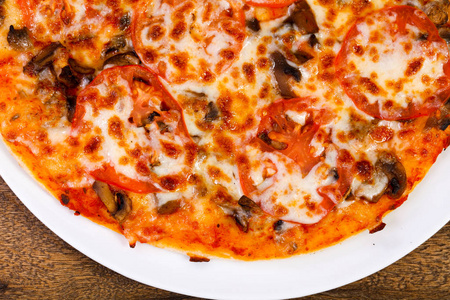 蘑菇披萨加奶酪和西红柿