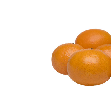 白色背景下成熟橘子的图像