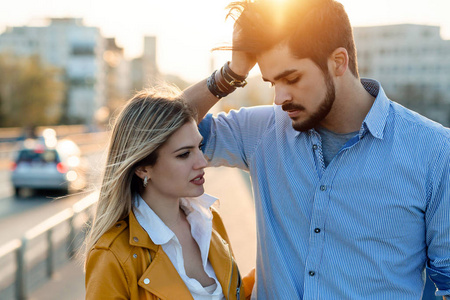 青少年户外夫妻关系中的冲突与情绪压力