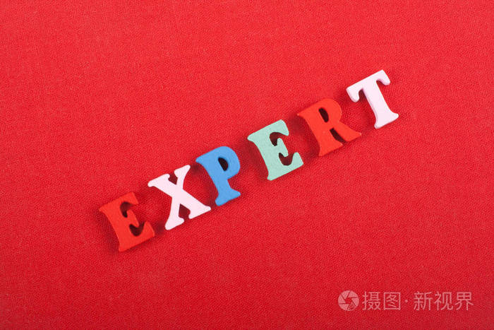 红色背景上的单词由彩色abc字母组成,木块木制字母复制空间为广告文本