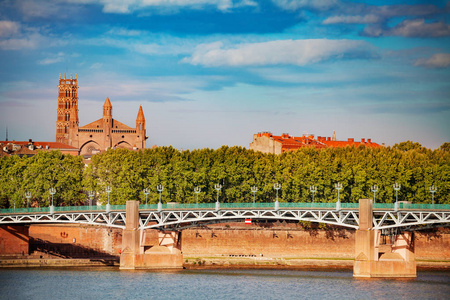 法国图卢兹与圣皮埃尔桥和雅可宾斯河堤的美丽景色