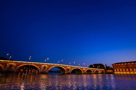 法国图卢兹加隆河水面上的桥Neuf灯的反射