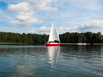 游艇在湖中，立陶宛