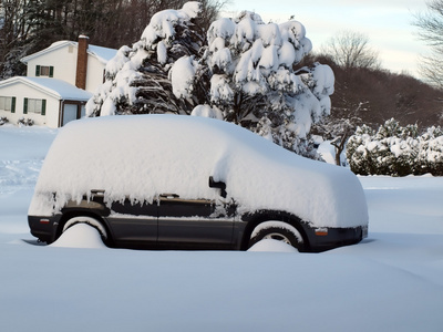 雪盖的车辆图片