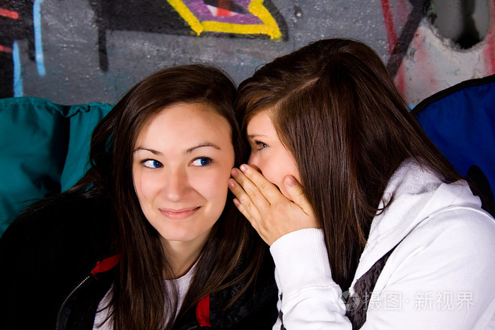 青少年窃窃私语的秘密