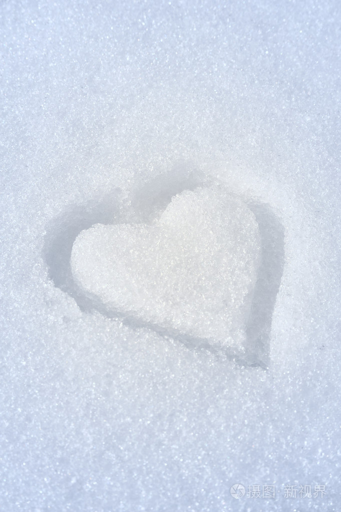 在雪地上的心