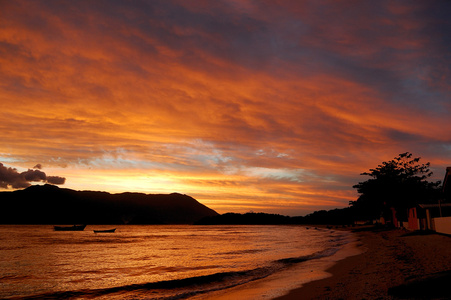 在海滩上美丽的夕阳