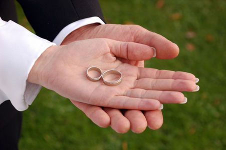 新娘和新郎展示结婚戒指