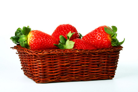 草莓在白色背景上的篮子里