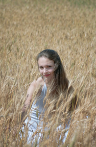 在小麦中的女孩