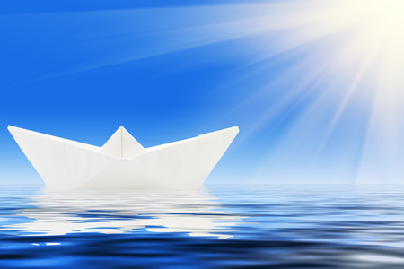纸船和蓝色水
